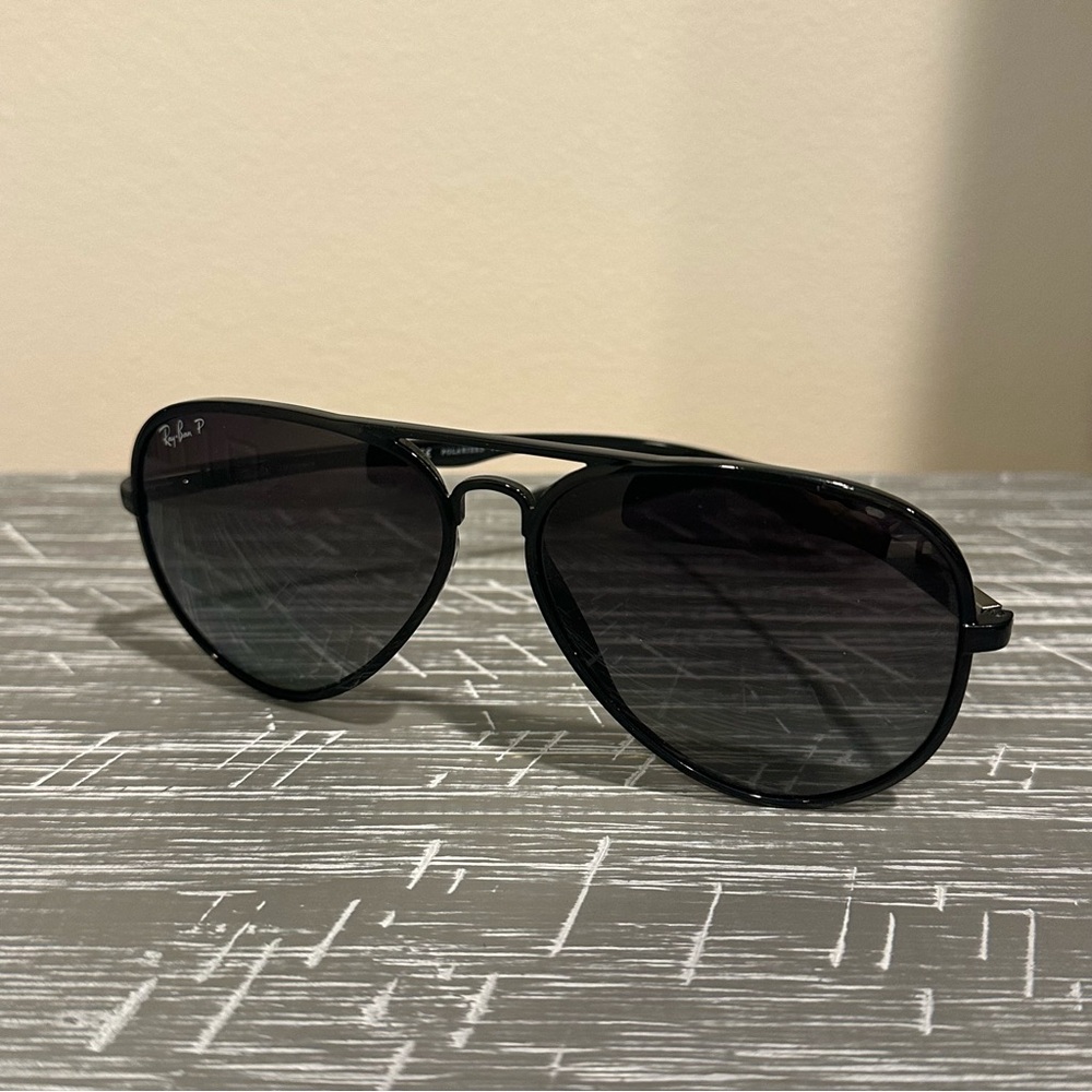 Ray-Ban Polarized Aviator Sunglasses - Black